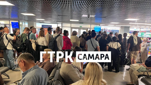 Пассажиры рейса в Самару застряли в аэропорту Санкт-Петербурга