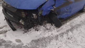 Под Самарой на трассе столкнулись микроавтобус с пассажирами и ВАЗ 2110