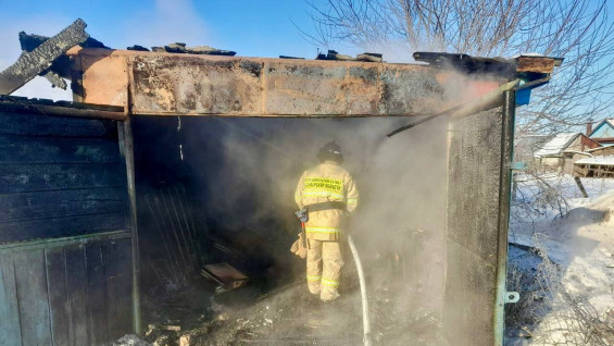 В Самарской области полностью сгорел автомобиль ВАЗ-2106 внутри гаража