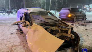 Появились подробности лобового столкновения Lada Largus и Land Rover в Самаре 1 февраля