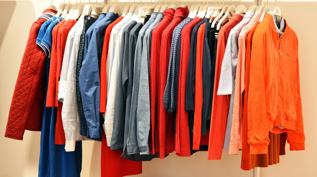 Надеть одежду наизнанку: какие приметы сбываются