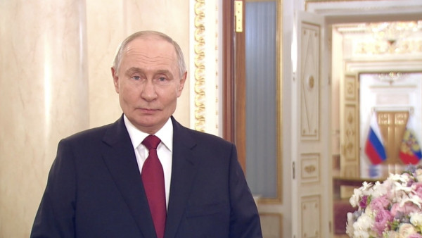 Президент РФ Владимир Путин поздравил россиянок с Международным женским днем