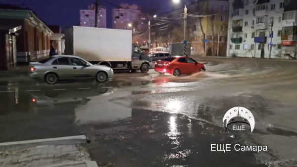 В Самаре рядом с Губернским рынком ушла под воду улица Спортивная