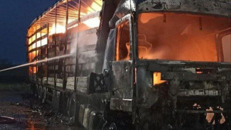 Под Самарой дотла сгорела фура с огнеопасным грузом