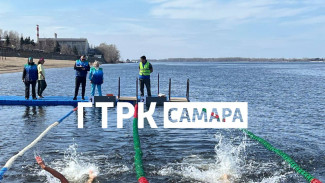 Появились кадры массового заплыва самарцев в ледяной Волге