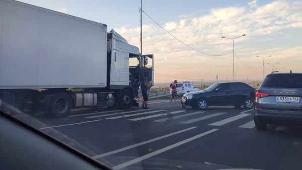 Участники ДТП у Новосемейкино в Самарской области заблокировали движение на М-5