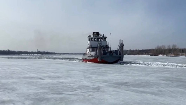 Ледокол «Портовый-13» приступил к прокладке пути для судов в Рождественской воложке Самары