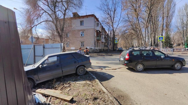 В Самаре ВАЗ-2115 протаранил забор частного дома на проспекте Юных ...