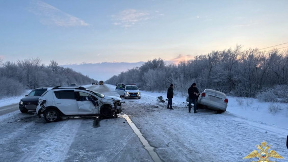 Под Самарой в лобовом столкновении Renault и Volkswagen погиб водитель