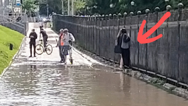 Жители Самары залезли на забор, чтобы обойти потоп на Московском шоссе