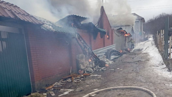 Под Самарой тушат пожар в особняке на площади 120 кв. метров