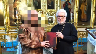 В самарский храм передали спасенную в зоне СВО старинную библию