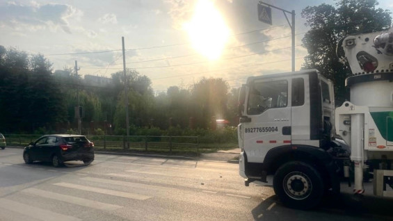 В Самаре грузовик протаранил легковушку: пострадала женщина