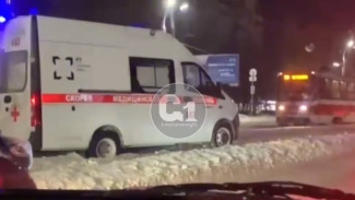 В Самаре застряла на трамвайных путях карета скорой помощи