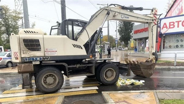 Шансов уцелеть не было: в Самаре экскаватор сбил насмерть молодую девушку