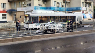 В Самаре иномарка врезалась в автобус №61 на ул. Солнечной