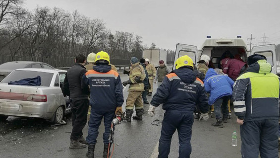 При ДТП под Самарой трактор зажал женщину в машине