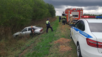 В Самарской области водитель ВАЗ 2112 вылетел в кювет