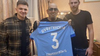 Самарские «Крылья Советов» подарили Михаилу Шуфутинскому клубную футболку с номером «3»