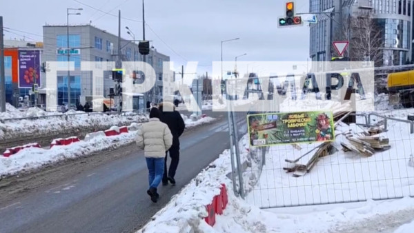 В Самаре пешеходы идут по проезжей части ул. Ново-Садовой с риском для жизни