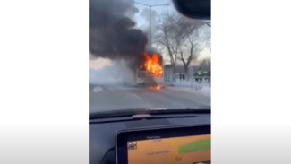 «Пассажиры в панике из дыма выскакивали»: появилось видео загоревшегося в Самаре автобуса