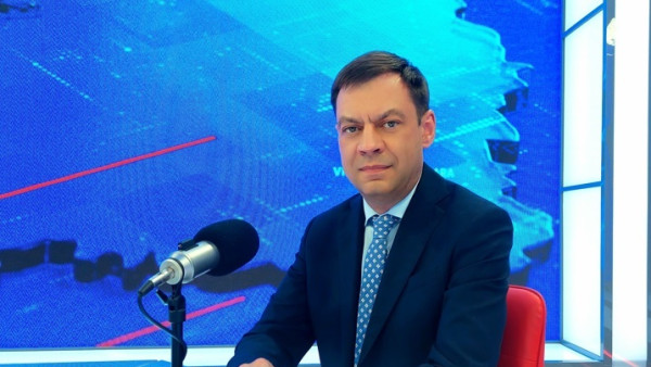 Министр здравоохранения Самарской области Андрей Орлов в студии ГТРК "Самара" поздравил медиков губернии