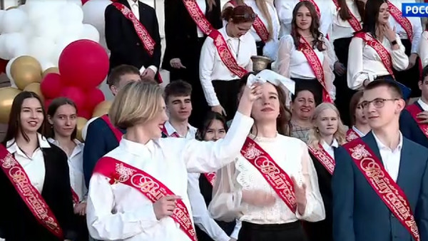 Губернатор Дмитрий Азаров поздравил выпускников региона с Последним звонком 