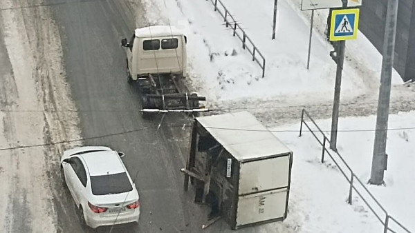 Грузовику сорвало будку на перекрёстке в Самаре