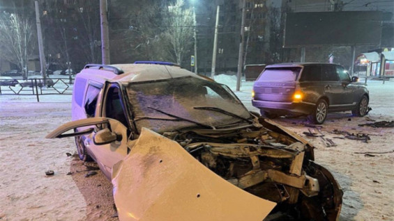 Появились подробности лобового столкновения Lada Largus и Land Rover в Самаре 1 февраля