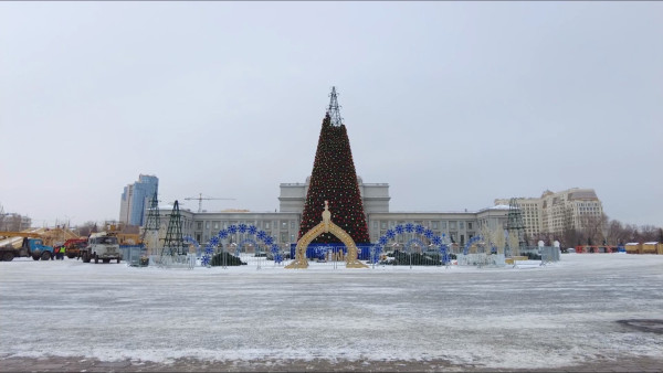 В Самаре демонтируют новогоднюю инсталляцию на площади Куйбышева