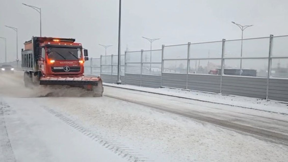 Самарским водителям рассказали, куда звонить, если они застрянут на трассе во время снегопада