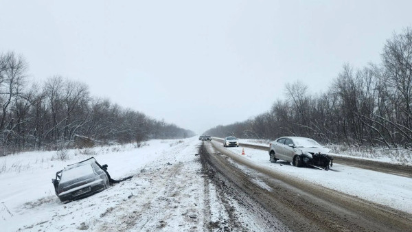 На трассе А-300 под Самарой лоб в лоб столкнулись Kia Rio и ВАЗ-2112, есть погибший