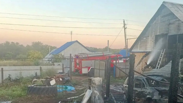 В ночь на 3 августа в Самарской области сгорели жилой дом и машина
