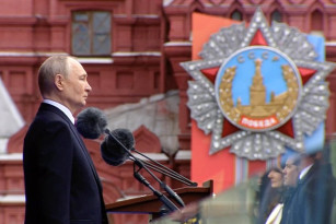Президент России Владимир Путин поздравил россиян с Днем Победы на Красной площади