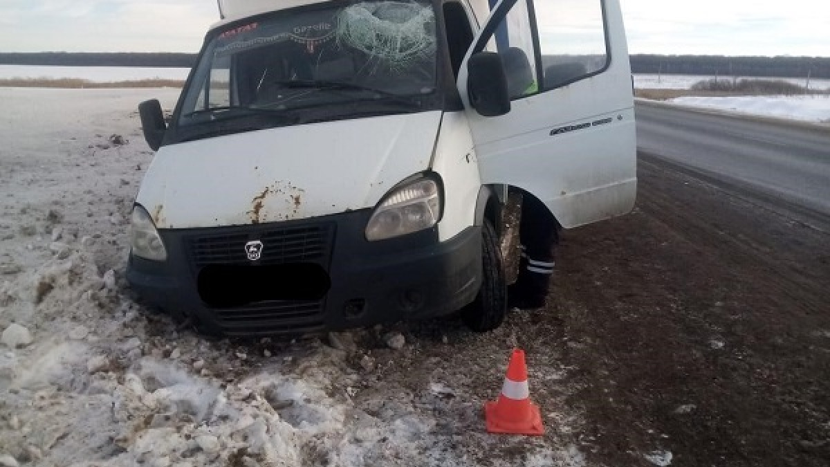 В Самарской области из-за схода льда с крыши автомобиля водитель «ГАЗели»  попал в больницу – Новости Самары и Самарской области – ГТРК Самара