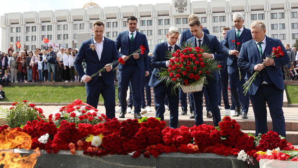 «Крылья Советов» возложили цветы к Вечному огню на площади Славы