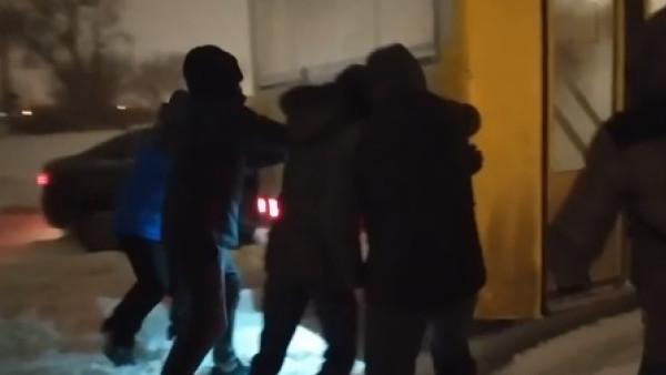 В Тольятти в ночь на 26 декабря в сугробе застрял автобус с пассажирами