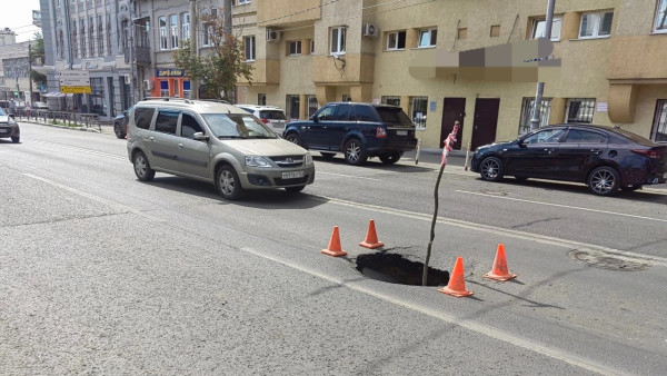 В центре Самары на улице Льва Толстого провалился асфальт