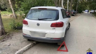 В Кировском районе Самары водитель кроссовера сбил пенсионерку во дворе дома 
