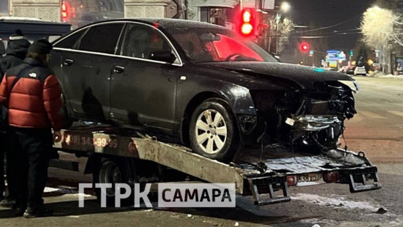 Появилось видео момента ДТП с черной Ауди А6 около «Вкусно — и точка» на Полевой