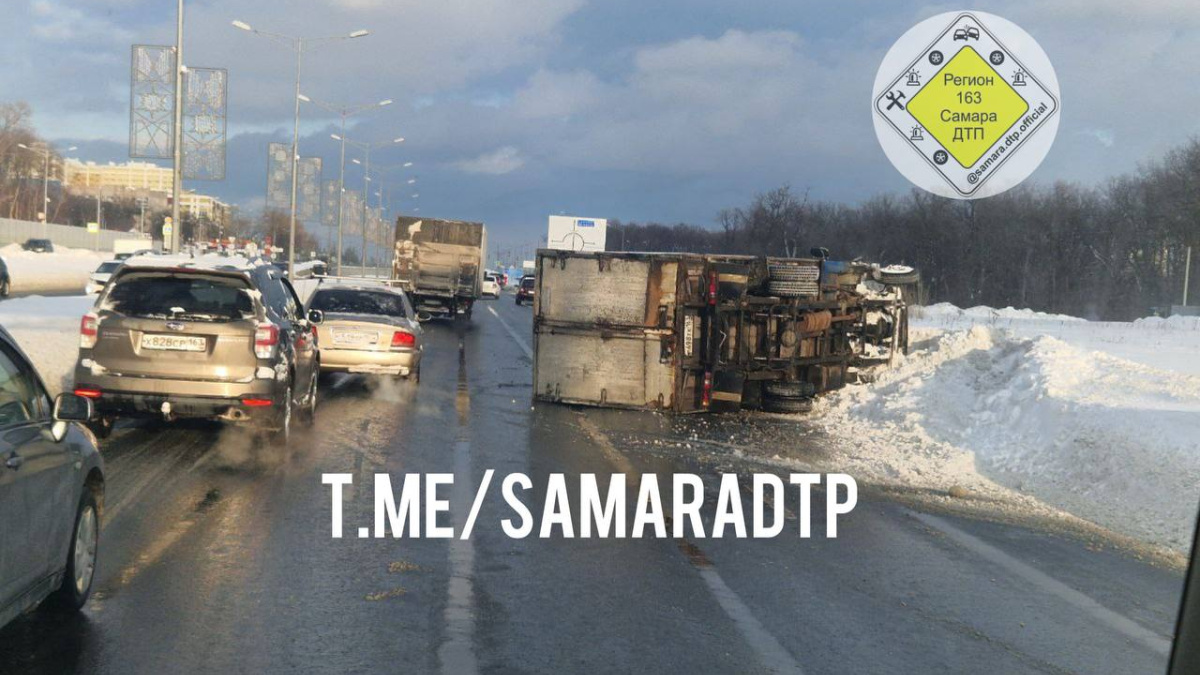 В Самаре на Московском шоссе перевернулся грузовик – Новости Самары и  Самарской области – ГТРК Самара