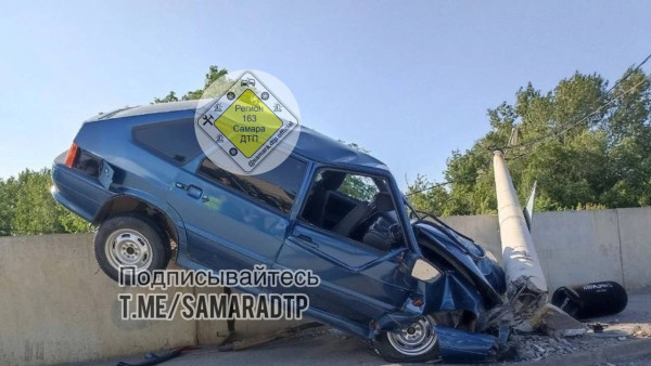 В Самарской области водитель снес столб и повис на парапете дамбы 