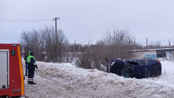 Стало известно о состоянии водителя первернувшегося авто под Самарой 7 февраля