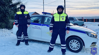В Самарской области сотрудники ДПС вытащили из снега автомобиль мужчины, которому стало плохо за рулем