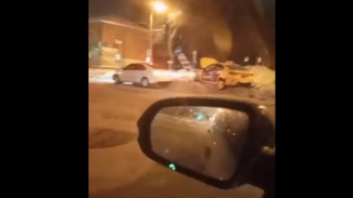 В Самаре водитель такси снес дорожный знак и улетел в сугроб
