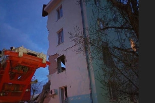 МЧС опубликовало кадры разбора завалов рухнувшего в результате атаки БПЛА подъезда в Сызрани