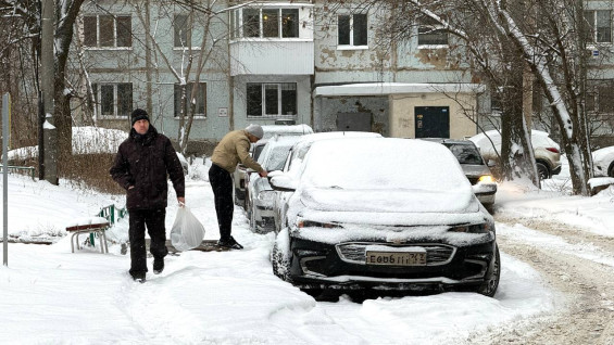 В Самарской области раскрыли правильный порядок откапывания автомобиля из сугроба