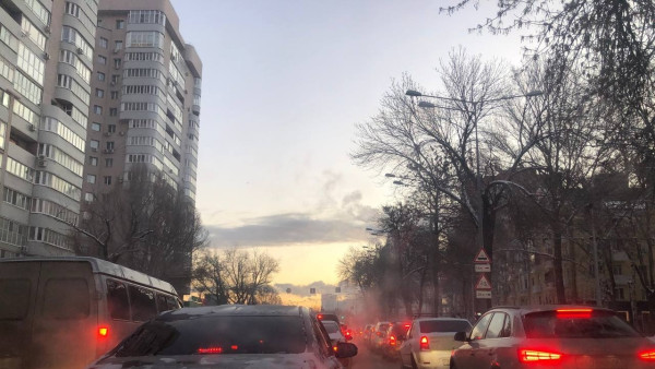 Самарцы жалуются на многочасовые пробки на Ново-Садовой в Постниковом овраге 