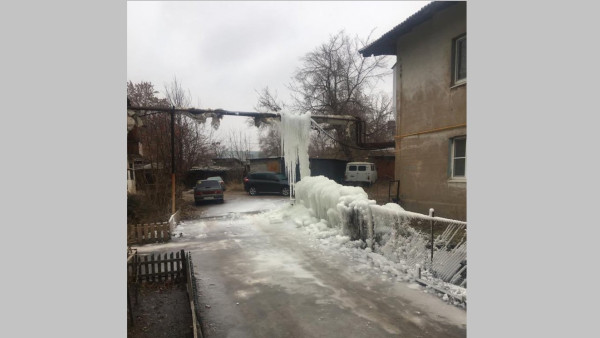 Жители Самары пожаловались на ледяной "апокалипсис" во дворе жилого дома