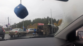 Лег на бок от удара: в Самаре столкнулись легковушка и большегруз